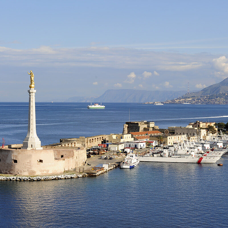 Vista dello stretto e del porto di Messina