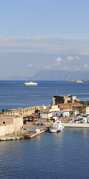 Vista dello stretto e del porto di Messina