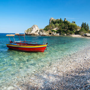 Barca ormeggiata sul lungomare di Isola Bella